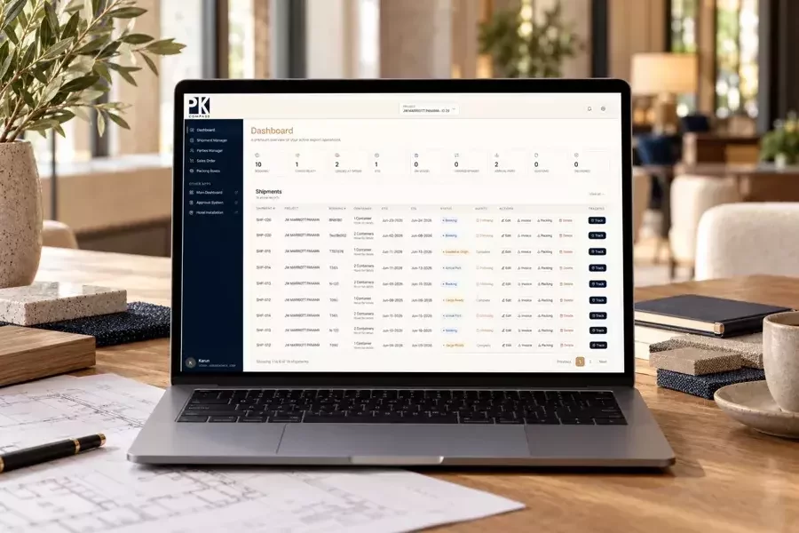Laptop con el panel de PK COMPASS en un espacio de trabajo de un proyecto hotelero